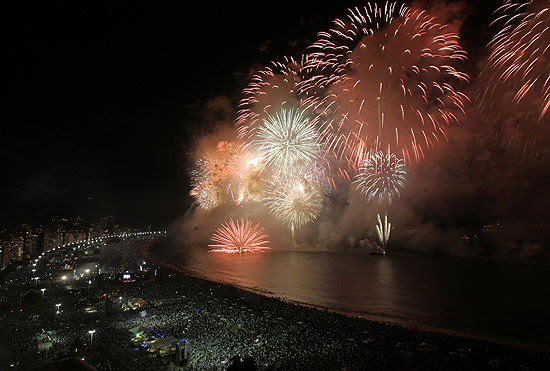 Vista do show da explosão de fogos de artifício em Copacabana, no Rio de Janeiro (RJ). que foi acompanhado por mais de 2 milhões de pessoas