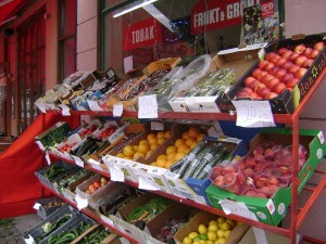 Lund (Suecia) en el verano de la inflación (2008), para entenderse en euros, hay que quitar un cero. Los tomates cuestan 2 euros, por tanto. 