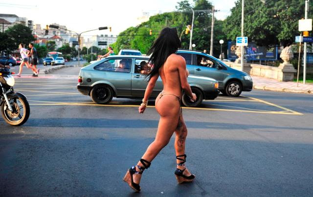Mulher caminha seminua pela Avenida Ipiranga, em Porto Alegre Andréa Graiz/Agência RBS Mulher caminha seminua pela Avenida Ipiranga, em Porto Alegre Andréa Graiz/Agência RBS