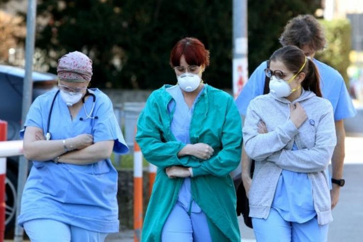 Sanitarios, médicos, enfermeiras e auxiliares están na primeira liña de loita contra o coronavirus Covid-19