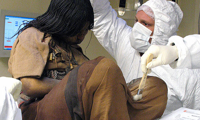 La momia denominada 'La Doncella' analizada en el museo.