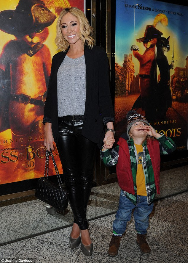 Festividades de Natal antecipado: Jenny Frost e filho Caspar comemorar o lançamento do filme