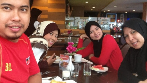 Breakfast dengan gadis ayu comel Breakfast dengan gadis ayu comel