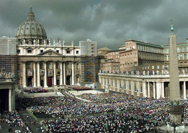 Die dunklen Wolken haben sich noch nicht verzogen: Der Petersdom im Vatikan. (Archivbild)