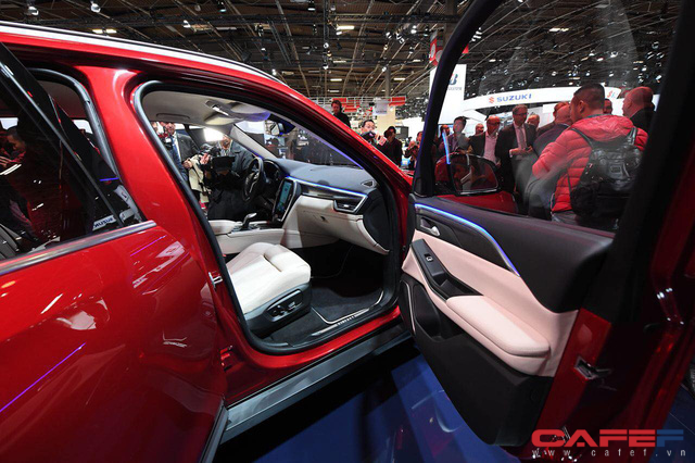 HOT: Cận cảnh chi tiết ngoại - nội thất của 2 mẫu xe VinFast LUX A2.0 vừa ra mắt hoành tráng tại Paris Motor Show 2018 - Ảnh 5.