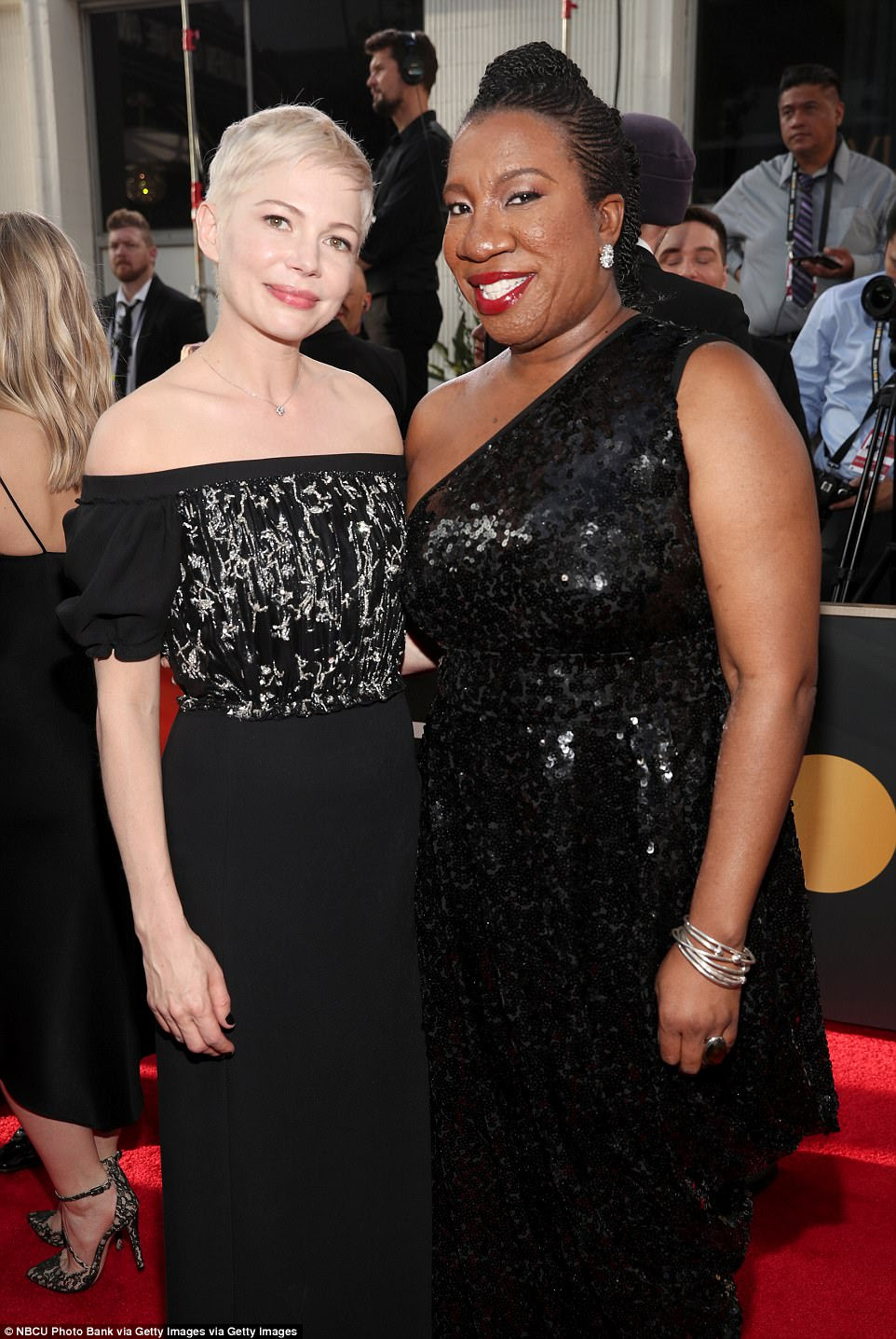 Grande coração: Michelle Williams foi para uma tomada de chave mais baixa no emparelhamento; a ex-atriz de Dawson's Creek escolheu um número Louis Vuitton sem alças com bordados de prata no tronco; retratado com o ativista Tarana Burke