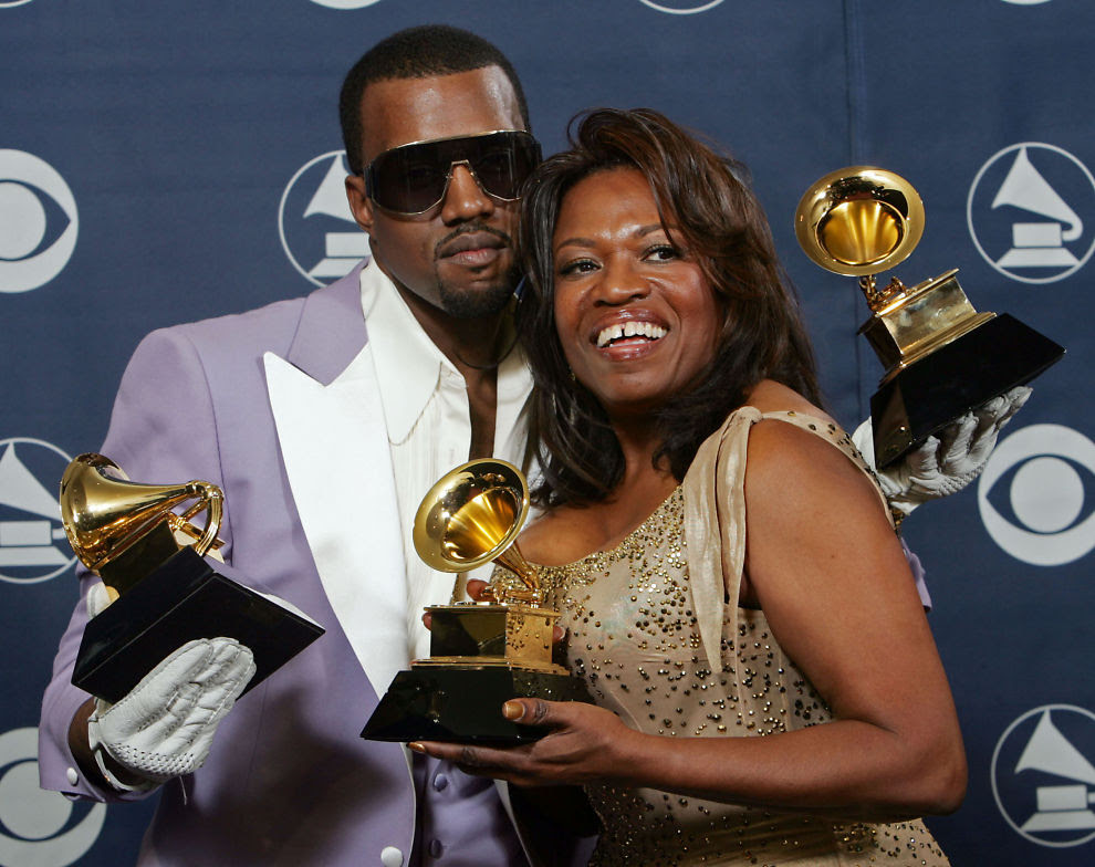 Kanye synger om død mamma - får hjelp av Macca - Kim Kardashian - VG
