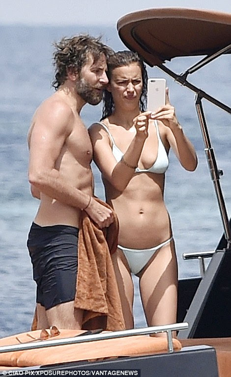 Não tenho certeza: Bradley e Irina estudar algumas das fotos em seu cameraphone, mas ela não parece convencido