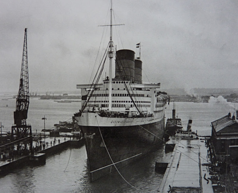 The damage bow of Queen Mary on arrival in a harbour after the accident.1945-8