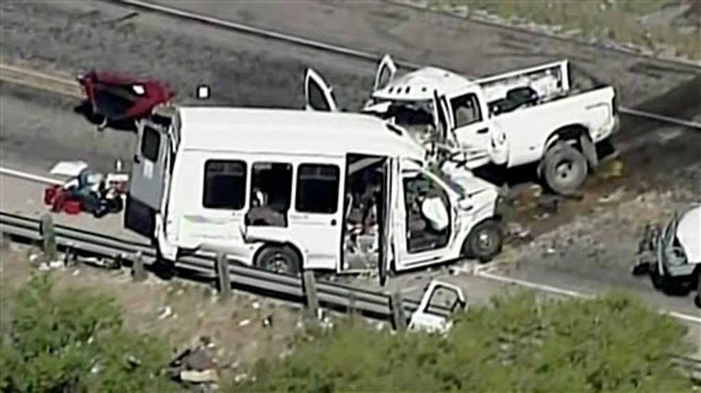 Grave acidente entre van e caminhonete deixa 13 mortos nos EUA (Foto: KABB/WOAI via AP)