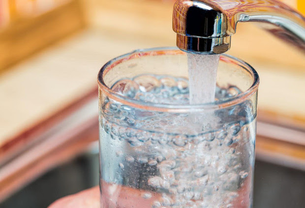6 sai lầm mà nhiều người khi uống nước hay mắc phải dẫn đến gây hại cho sức khỏe - Ảnh 3.
