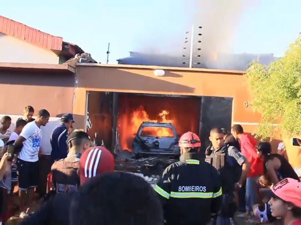 Avião caiu em cima de residência e pegou fogo em seguida (Foto: Reprodução / TV Mirante) Avião caiu em cima de residência e pegou fogo em seguida (Foto: Reprodução / TV Mirante)