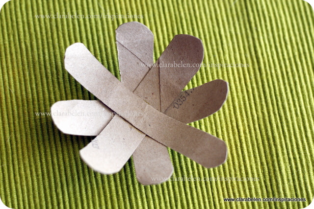 Manualidades: Rápida flor de loto con hechas con rollos de papel higiénico