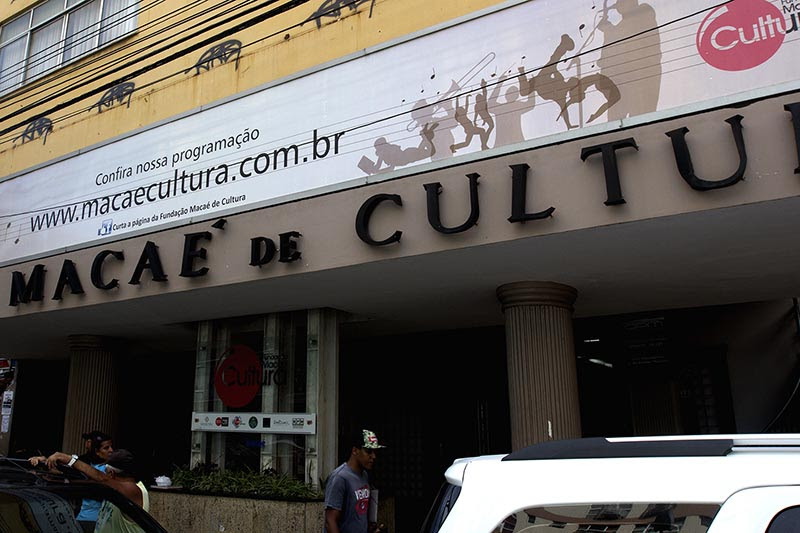 frente do teatro macaé de cultura