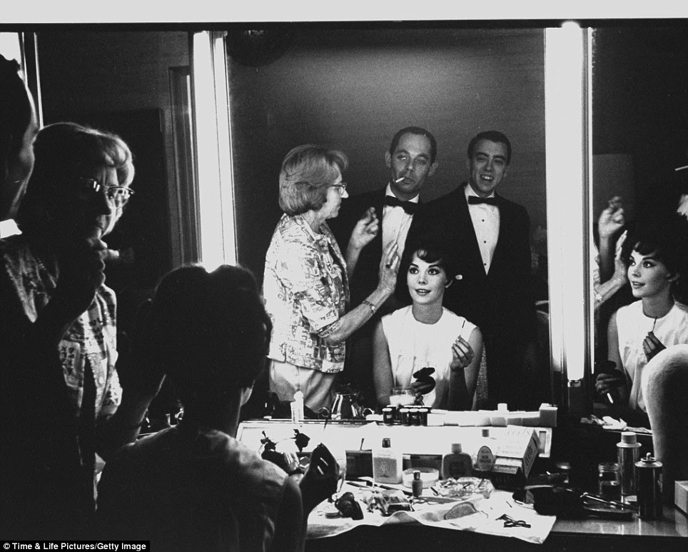 Imagem perfeita: Natalie Wood tem seu cabelo feito em um quarto de vestir a Warner Brothers à frente dos prêmios, onde ela foi nomeada para Melhor Atriz Coadjuvante em Rebelde Sem Causa