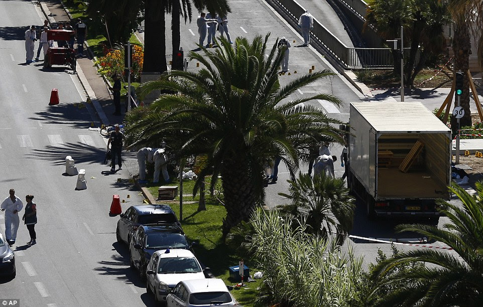 Cena do crime: O camião usado como uma arma do crime permanece na cidade Riviera Francesa famoso passeio marítimo com a polícia recolha de provas e marcação cápsulas de balas colocadas com sinais numerados amarelo