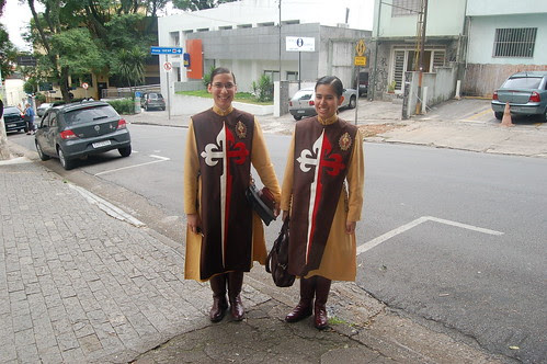 Kreuzritterinnen zwei Frauen mit Ordenskutte und Stiefel, die Kutte zeigt ein Kreuz auf der Brust