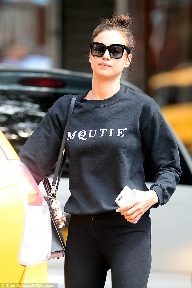 Ela é uma gracinha! Irina Shayk encobre na camisa do logotipo que ela voltar para a vida da cidade, com Bradley Cooper depois das férias de biquíni na sexta-feira de manhã