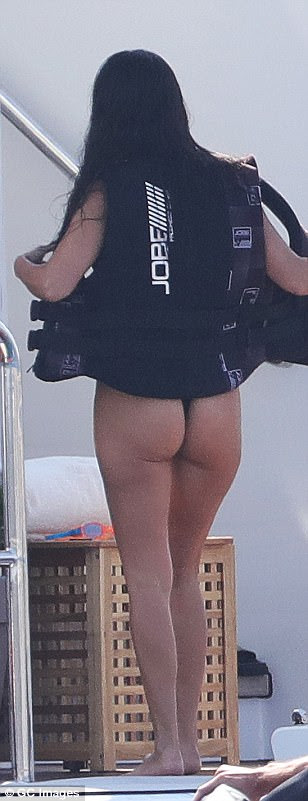 Cheeky: O traje de banho de Kourtney tirou o máximo de seu derriere ginásio-aperfeiçoado graças a seu corte de tanga