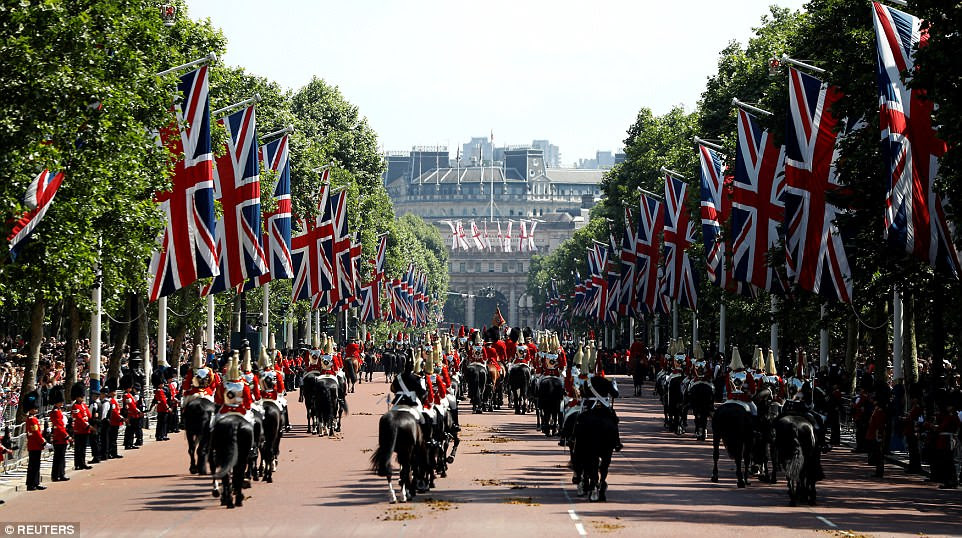 Coldstream Guards e The Household Cavalry marcharam pelo The Mall como parte do Trooping the Colour