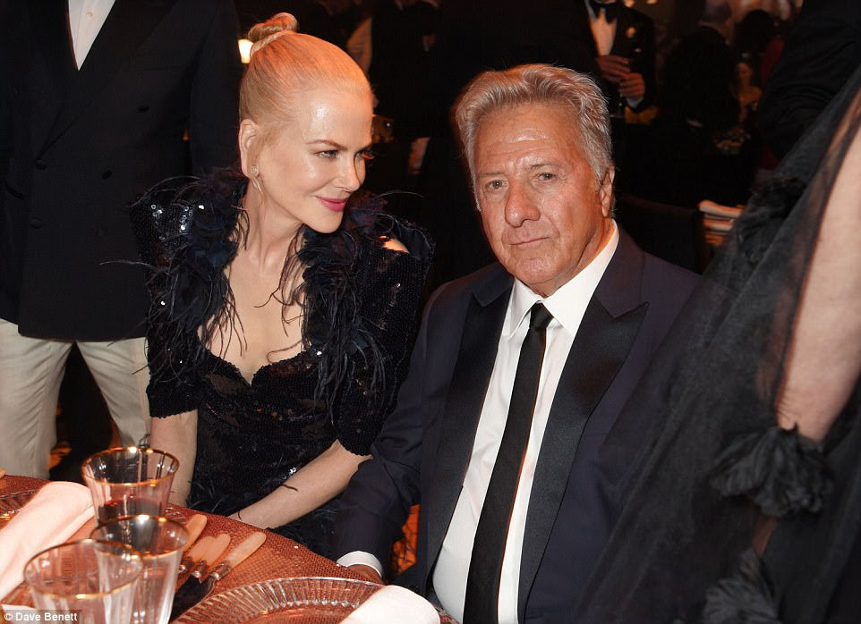Na lista-A! Nicole estava brilhando enquanto posava ao lado da lenda de Hollywood Dustin Hoffman
