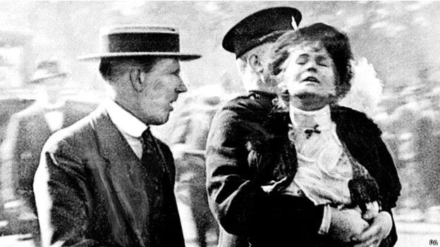 Emmeline Pankhurst, líder de la lucha por el voto femenino en Inglaterra arrestada en 1910