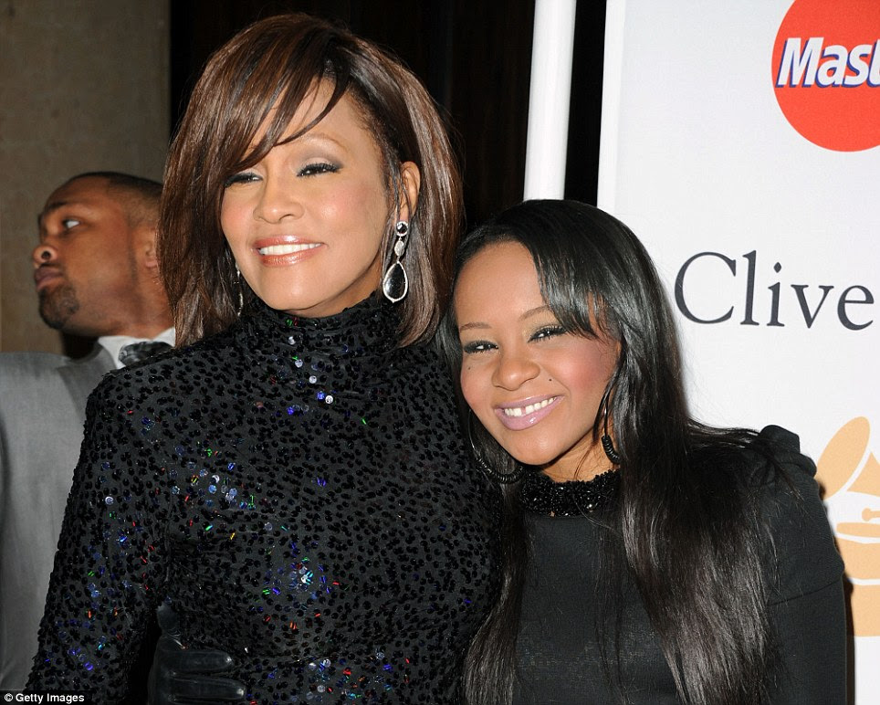 Um ano mais tarde: Whitney Houston e sua filha Bobbi Kristina Brown foram fotografados juntos na Gala 2011 Pre-GRAMMY. Ela morreu no dia do mesmo evento deste ano