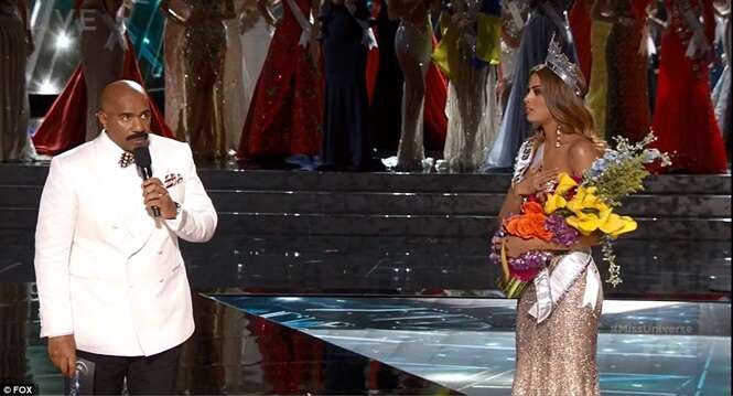 Apresentador do Miss Universo 2015 anuncia vencedora errada ao vivo e causa constrangimento Apresentador do Miss Universo 2015 anuncia vencedora errada ao vivo e causa constrangimento