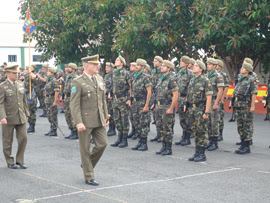El general Colás Campo pasa revista a la formación