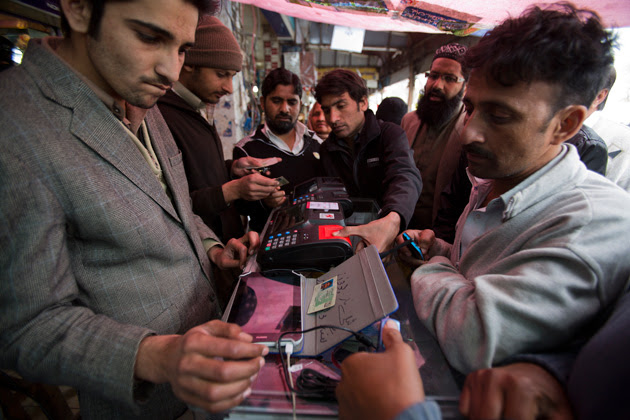 Pakistanis register their fingerprints to get SIM cards