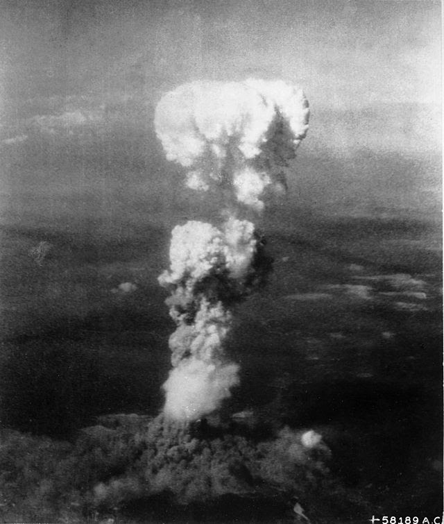 Nube de hongo sobre Hiroshima después de haber soltado la bomba Little Boy.