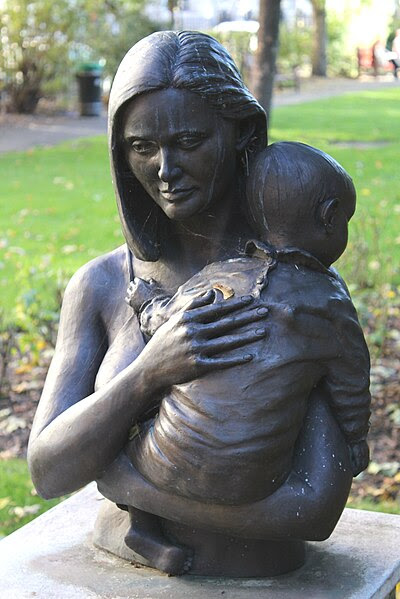 File:Mother and child sculpture, Queen Square.JPG