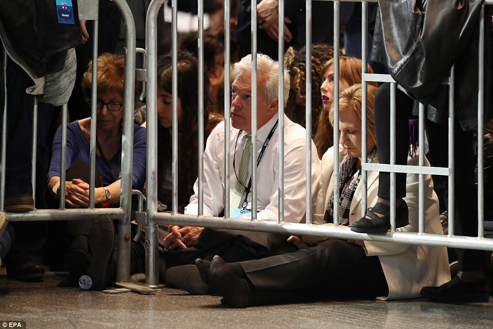 As pessoas na multidão em 2016 resultados US presidencial Eleição Noite evento relógio de Hillary Clinton começam a entrar em uma tela grande no Centro de Convenções K. Javits Jacob em Nova York