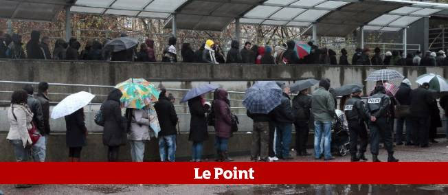 Des sans-papiers faisant la queue devant la préfecture de Bobigny pour réclamer leur régularisation.