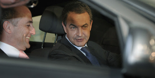 José Luis Rodríguez Zapatero y Miguel Sebastián charlan en un coche (REUTERS) José Luis Rodríguez Zapatero y Miguel Sebastián charlan en un coche (REUTERS)