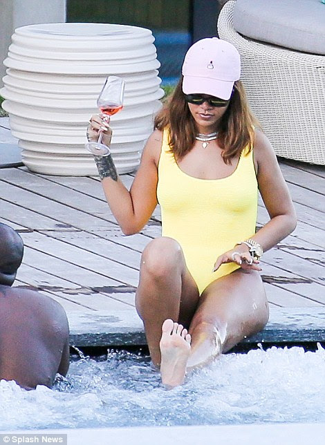Fique frio: Mergulhando as pernas lindas na água, Rihanna pesquisados suas adoráveis pinos como ela se sentou com uma expressão pensativa no rosto