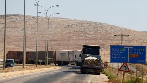 Camiones cruzan la frontera entre Turquía y Siria.