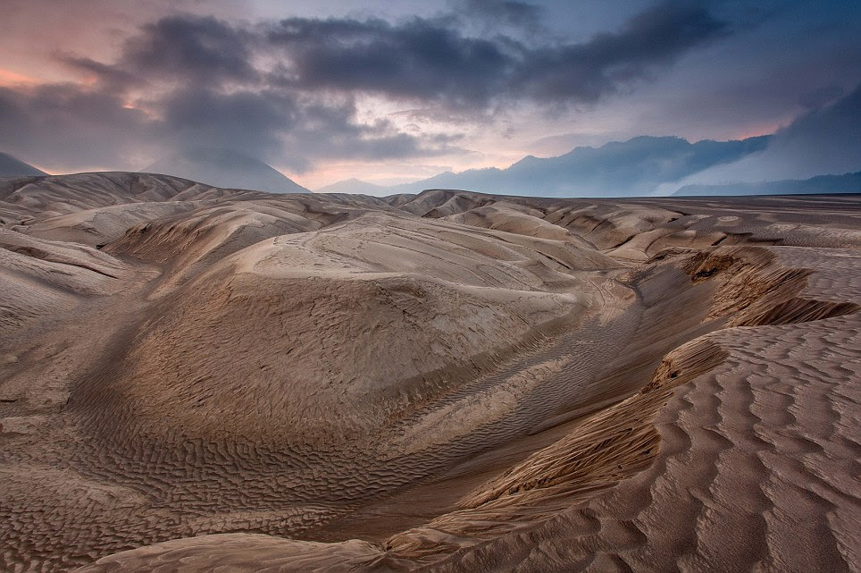 Wasteland: The Sea of Sands stretches for miles around the mountains 