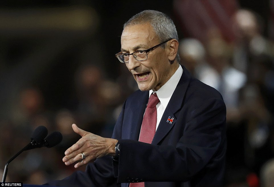 Bizarre: US Democrática candidato presidencial de Hillary Clinton presidente campanha de John Podesta, no entanto, disse Clinton ainda não vai admitir - 20 minutos mais tarde ela já tinha
