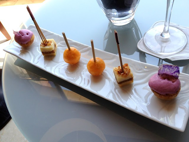 Aperitif accompaniments at Restaurant Gabriel in Bordeaux