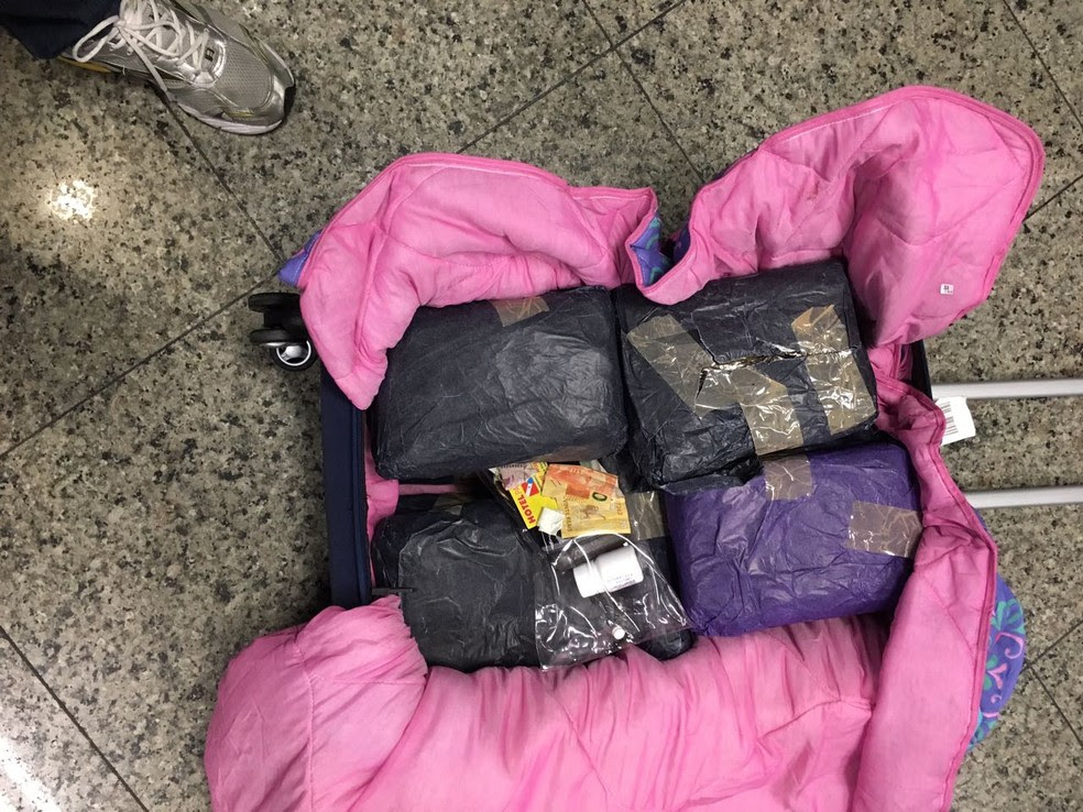 Droga estava escondida no interior da mala do passageiro (Foto: Divulgação/Polícia Federal)