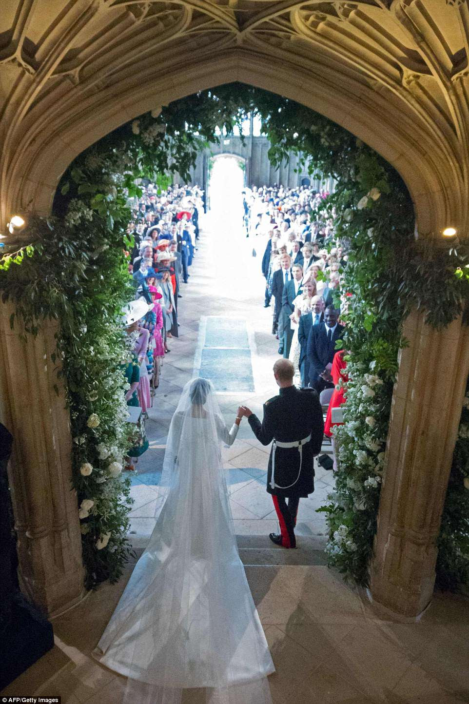 Meghan e Harry saem da capela depois de trocar votos em um casamento extraordinário