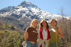 Bea, Marisol y Panchi Reutter, con el picacho atrás
