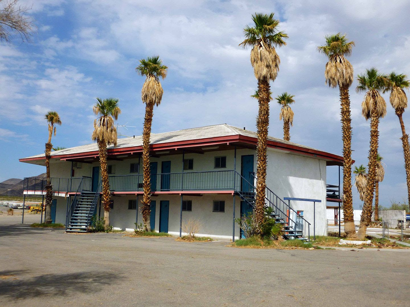 Avoiding Regret: Photo Essay: Royal Hawaiian Motel, Abandoned and For
