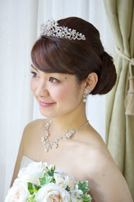 花嫁の髪型画像ドレスに合う60選 ティアラ・アップ・編み込み