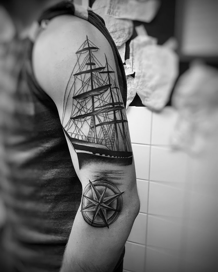 tatuaje kompass barcos tatuajes barco schiff maritim brazo oberarm casaydiseno personen viel idee windrose