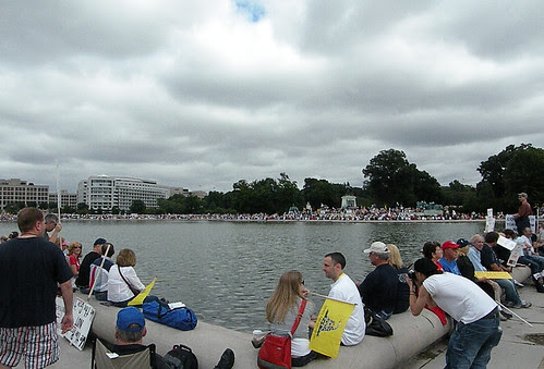 one of my few long shots of crowd around the pool