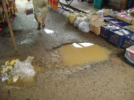 permukaan lantai pasar yang sangat daif