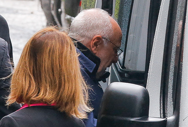 SAO PAULO, SP, BRASIL. 19.06.2015. Executivos e empresarios detidos, ao serem conduzidos da sede da Policia Federal em Sao Paulo para o aeroporto rumo a Curitiba. Alexandrino Alencar ao entrar na van. (Foto: Moacyr Lopes Junior/Folhapress, PODER). ***EXCLUSIVO***