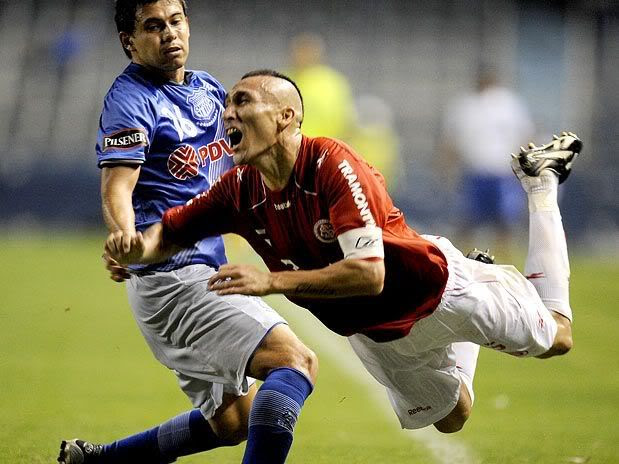 Inter, de Guiñazu, tropeçou no Emelec